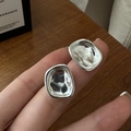 Orecchini quadrati in argento sterling S925 con trama martellata tenuti in mano - Argento 925 / Stile Geometrico Irregolare Argento (EHZ132)