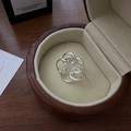 Anillo minimalista de plata S925 con diseño de flor en una caja de madera para joyas - Abierto Ajustable / Estilo de Flor Calada (JZA013) / Plateado