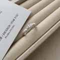 Minimalistischer S925 Silberring mit Rippentextur und rechteckigem Zirkonia-Stein - Einstellbar Offen / Unregelmäßige Textur Rechteckiger Stein Stil (JZA002)