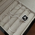 Collier en argent sterling S925 avec pendentif carré en émail noir sur velours beige - Style en émail carré cœur (TLW102) / Argent 925 / Argenté