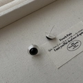 Minimalistische S925 Sterling Silber Ohrstecker mit schwarzer Perle und Bürstentextur - 925er Silber / Schwarz