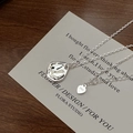 Collana minimalista in argento sterling S925 con pendente strutturato su fondo legno - Argento 925 / Argento