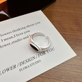 Anillo minimalista de plata S925 con ágata negra óvalo y acabado de metal cepillado - Abierto Ajustable / Estilo de Piedra Ovalada Negra (JZF005)
