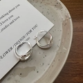 S925 sterling zilveren holle ringoorbellen op keramische schotel met houten achtergrond - Gedraaide Dubbele Ring Stijl (EHJ005) / Zilver
