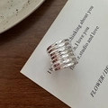 Anello multistrato in argento sterling S925 con trama martellata su sfondo in legno - Aperto Regolabile / Stile multistrato martellato argento (JZA062)