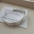 S925 sterling zilveren manchetarmband met onregelmatige textuur op witte kaart - Stream Textuur Stijl (SZO032) / 925 zilver