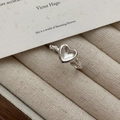 Anillo de corazón en plata de ley S925 con banda trenzada en estuche de joya - Abierto Ajustable / Estilo Corazón Plateado con Cuerda Trenzada (JZA068)
