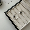 S925 Sterling Silber C-Form Creolen mit Onyx auf beigem Schmucktablett präsentiert - 925er Silber / Silber (EHZ115)