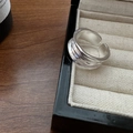 Anillo abierto de plata de ley S925 con acabado de textura martillada artesanalmente - Abierto Ajustable / Versión Estrecha (JZA073)