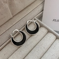 Orecchini a cerchio in argento S925 con smalto nero in una scatola per gioielli - Argento 925 / Argento & Nero (EHJ055)