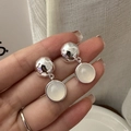 S925 sterling zilveren oorbellen met gehamerde bollen en ronde witte edelstenen - 925 zilver / Wit (EHZ138)