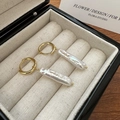 Eleganti orecchini a cerchio dorati con perle barocche naturali in una scatola da gioielli - Argento 925 / Stile Perla Barocca (28ES15)