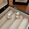 S925 Sterling Silber Ohrringe mit gehämmerter Textur in einer Geschenkbox präsentiert - Gehämmertes Huggie-Ohrringe-Stil (EHJ060) / 925er Silber