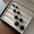 S925 sterling zilveren oorknopjes met zwarte onyx in vier maten op fluwelen tray - 925 zilver / 12mm Ronde Bal (28ES52)