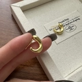 Pendientes de aro en C de plata de ley en oro mate con un elegante acabado cepillado - Plata 925 / Dorado