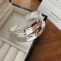 Poliertes silbernes breites Armband mit gehämmerter Wasserwellen-Struktur auf edlem Display - 925er Silber / Silber