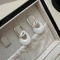 Gros plan détaillé de boucles d'oreilles en argent S925 avec gouttes blanches effet marbre - Argent 925 / Blanc Argenté (26ES44)