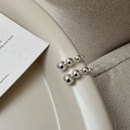 Boucles d'oreilles minimalistes en argent 925 à quatre perles sur un plat en céramique - Style de Perles Métalliques Dégradées (EHR002)
