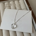 Elegante S925 Sterlingsilber Kette mit Herzanhänger aus weißem Kristall auf Display - 925er Silber / Transparenter Herzstil (28TL35)