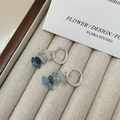 Orecchini a cerchio S925 in argento con pietre blu irregolari in una scatola di gioielli - Argento 925 / Pietra Blu Irregolare (32ES11)