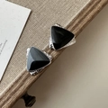 Vue macro détaillée des boucles d'oreilles triangles en argent S925 avec résine noire - Triangle Noir (EHR044) / Argent 925
