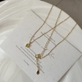 Dettaglio macro della collana a U in argento S925 dorato con catena di chiusura regolabile - Argento 925 / Oro