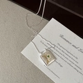 Collana minimalista in argento S925 con zircone verde su ciondolo texture lava - Argento 925 / Stile Rettangolare Accenti Dorati Zirconia Verde (TLW087)