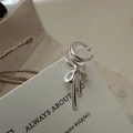 Minimalistische S925 Silber Ohrmanschette mit Schleife und dreilagigem Ringdesign - Dreilagiger Schleifen-Anhänger Ohrmanschette (EHI059)