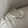 Brazalete minimalista de plata de ley S925 con acabado mate y elegante diseño geométrico - Brazalete de Plata Mate (SZQ062) / Plata 925