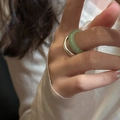 Detailansicht eines hellgrünen Natursteinrings und Silberbands im koreanischen Stil - Aventurin-Jade
