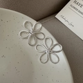 Minimalistische S925 Sterlingsilber Ohrstecker mit hohlem fünfblättrigem Blumendesign - 925er Silber / Silber (EHR034)