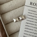 Minimalistische S925 Sterling Silber Pyramiden Ohrstecker mit matter Bürstentextur - 925er Silber / Raute