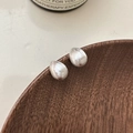 Orecchini a goccia in argento S925 con finitura opaca spazzolata su vassoio di legno - Argento 925 / Argento (EHR043)