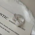 Minimalistischer S925 Sterling Silber Schmetterling Ring mit Perlenstruktur - Einstellbar Offen / Kaviar-Perlen-Schleife-Stil (JZA084)
