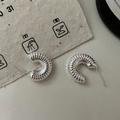 Pendientes de aro en C de plata de ley S925 con textura acanalada estilo clásico - Textura Trenzada (EHR056) / Plata 925