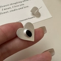 Orecchini a cuore in argento S925 con finitura opaca e intarsio di pietra nera - Argento Opaco Cuore Nero (EHR070) / Argento 925