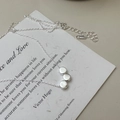 Minimalistische S925 Sterling Silber Halskette mit drei runden Anhängern auf Kunstkarte - Minimalistische Halskette mit drei runden Anhängern (33TL13) / 925er Silber
