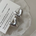 Pendientes de corazón en plata pulida sobre bandeja de cristal estilo minimalista - Plata 925 / Plata Brillante (EHZ008)