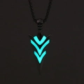 Collar con colgante de punta de lanza luminosa y cadena de metal negro - Triángulo Brillante Negro