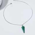 Minimalistische silberne Halskette mit grünem Malachit-Dreiecksanhänger für Damen - Grün