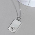Collana minimalista argentata con ciondolo rettangolare e motivo a zampa di gatto traforata - Argento