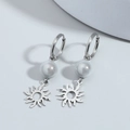 Pendientes de sol retro para hombre con aros plateados y colgantes de perlas blancas - Plateado