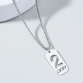 Dettaglio della collana in acciaio con pendente quadrato numero 2 e incisione Lucky - Stile Traforato Numero 2 / Argento