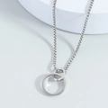 Minimalistische ketting met twee in elkaar grijpende ringen van gepolijst roestvrij staal - Zilver