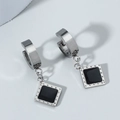 Pendientes huggie vintage en tono plateado con un colgante cuadrado de esmalte negro - Cuadrado