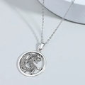 Collana con drago d'argento e ciondolo rotondo traforato in uno stile vintage - Argento