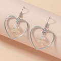 Eleganti orecchini a cuore argentati con pendente a farfalla e perla sfaccettata chiara - Argento