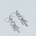 Pendientes de aro minimalistas de acero plateado con tres colgantes de pilares para hombres - Color Acero