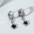 Pendientes de flor plateados con centro de esmalte negro en vista superior minimalista - Estilo de Flor