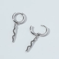 Boucles d'oreilles créoles argentées avec pendentifs serpent et détails d'écailles noires - Style Serpent